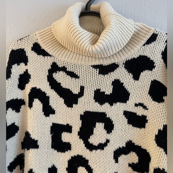 Blue B Oversized Cream Black Animal Print Turtleneck Sweater sz Medium Large - Picture 4 of 12